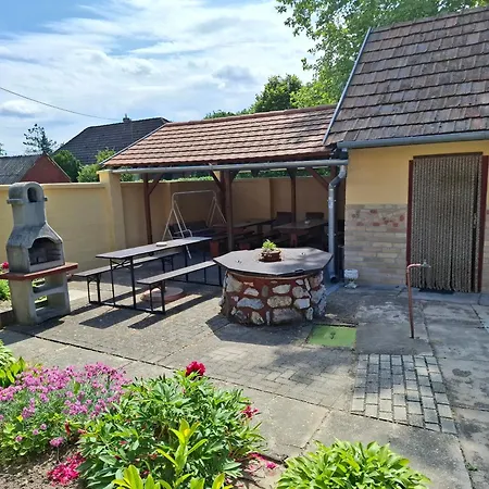 Eszter Vendeghaz Bed & Breakfast 3*