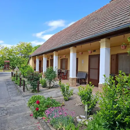 Bed & Breakfast Eszter Vendeghaz 3*