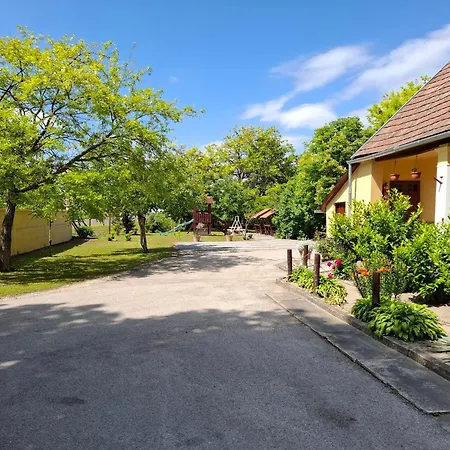 Bed and Breakfast Eszter Vendeghaz