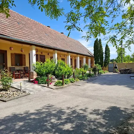 Eszter Vendeghaz Harta Bed & Breakfast