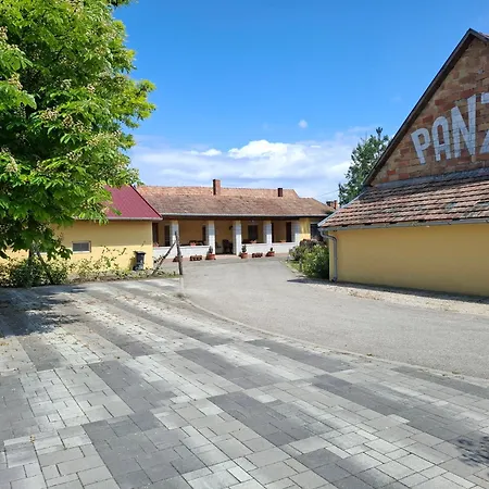 Bed & Breakfast Eszter Panzio Harta